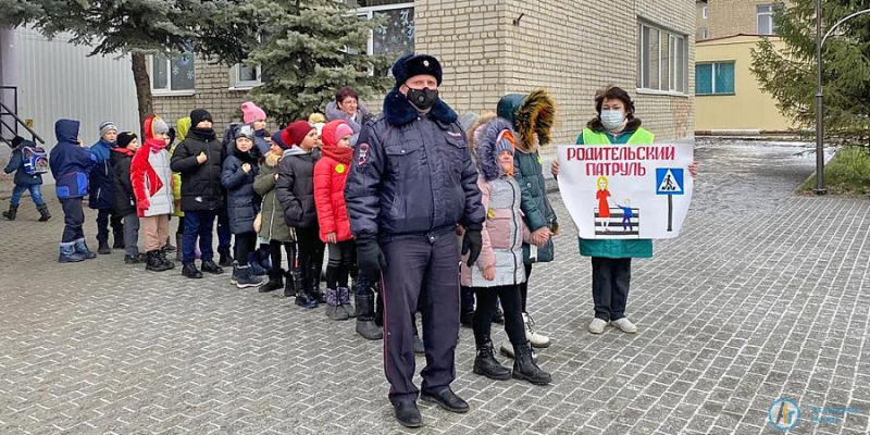 Автоинспекторы организовали для школьников пешеходную экскурсию