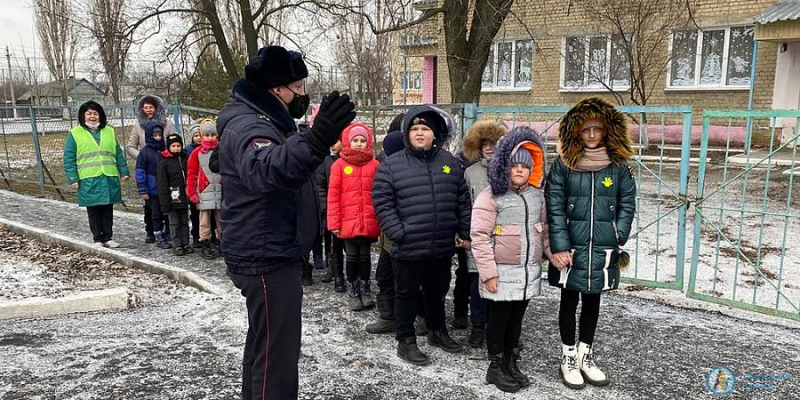 Автоинспекторы организовали для школьников пешеходную экскурсию