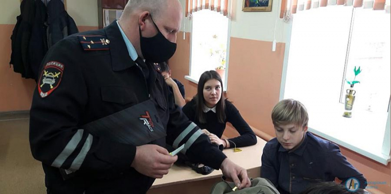 Автоинспекторы побывали в «Самом ярком классе»