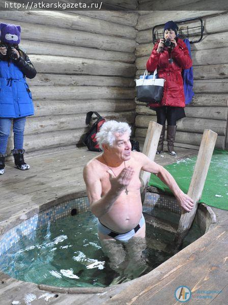 Автор книги о Медведице искупался в ледяной воде Дегтярного родника (ФОТО)