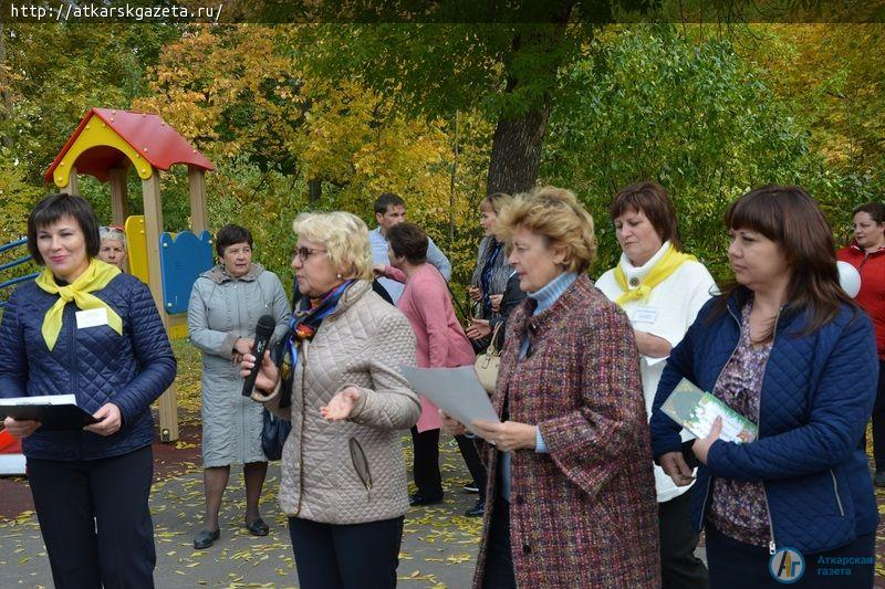 Баба-Яга, Колобок, Пеппи Длинный чулок, Золушка встретились на параде транспортных средств (ФОТОРЕПОРТАЖ)