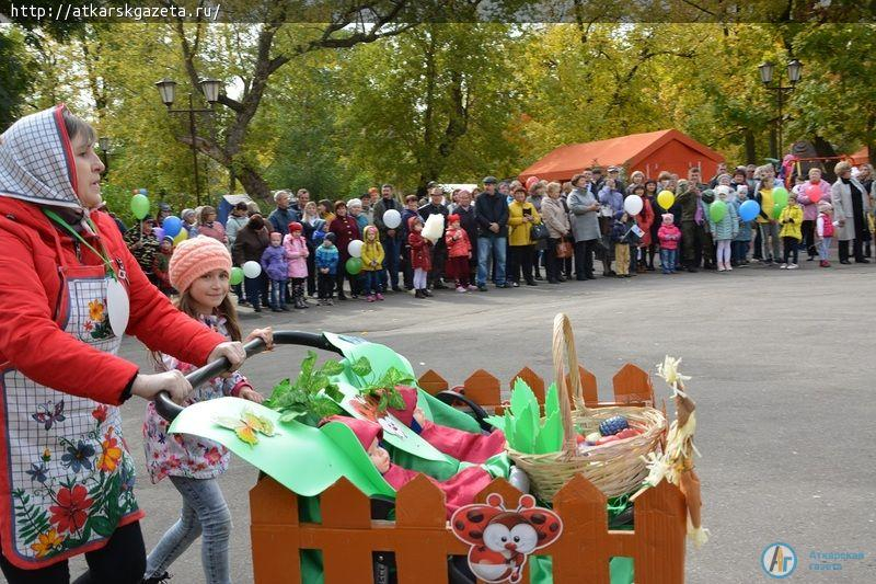 Баба-Яга, Колобок, Пеппи Длинный чулок, Золушка встретились на параде транспортных средств (ФОТОРЕПОРТАЖ)