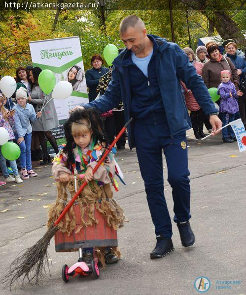 Баба-Яга, Колобок, Пеппи Длинный чулок, Золушка встретились на параде транспортных средств (ФОТОРЕПОРТАЖ)