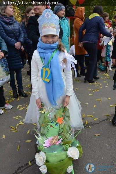 Баба-Яга, Колобок, Пеппи Длинный чулок, Золушка встретились на параде транспортных средств (ФОТОРЕПОРТАЖ)