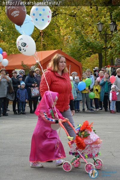 Баба-Яга, Колобок, Пеппи Длинный чулок, Золушка встретились на параде транспортных средств (ФОТОРЕПОРТАЖ)