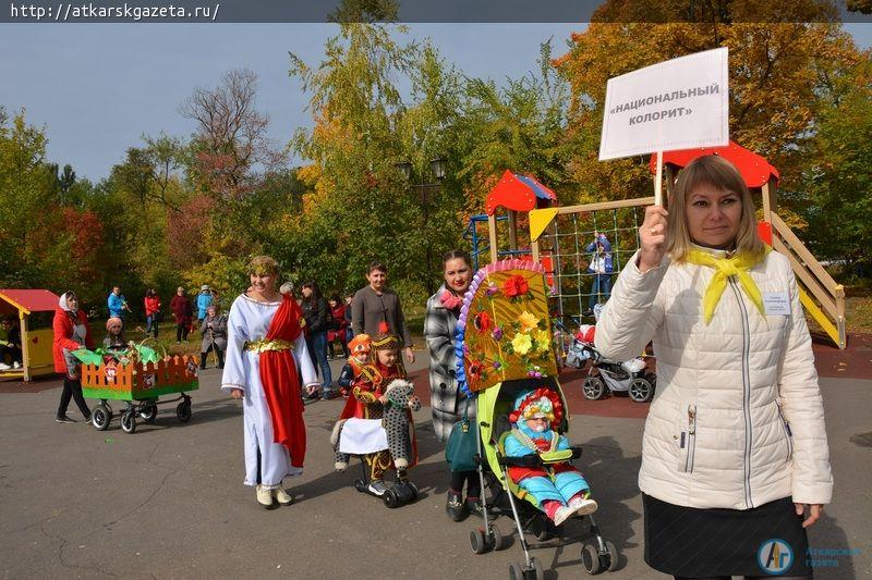 Баба-Яга, Колобок, Пеппи Длинный чулок, Золушка встретились на параде транспортных средств (ФОТОРЕПОРТАЖ)