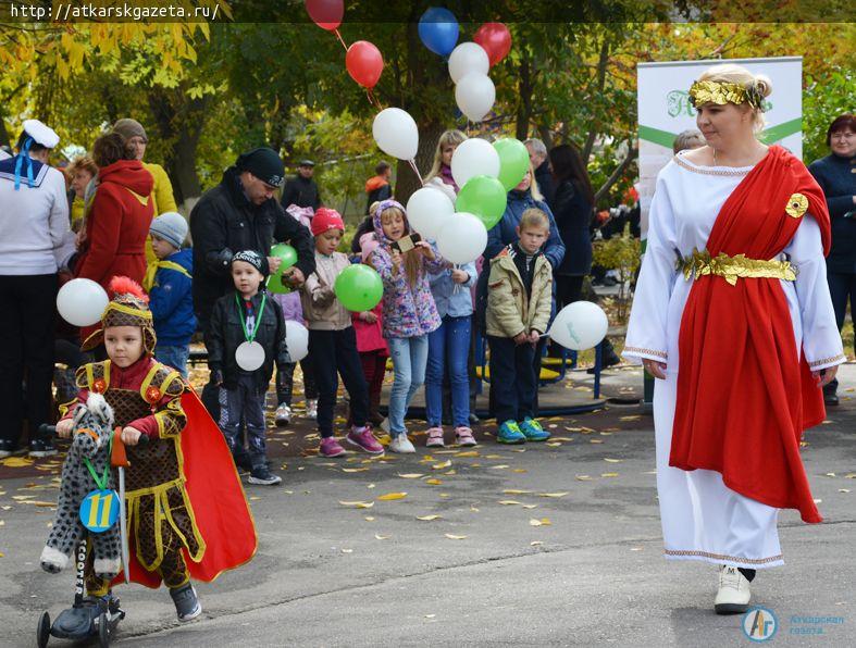 Баба-Яга, Колобок, Пеппи Длинный чулок, Золушка встретились на параде транспортных средств (ФОТОРЕПОРТАЖ)