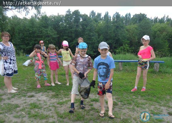Барановские школьники совершили трудовой десант на берег Медведицы