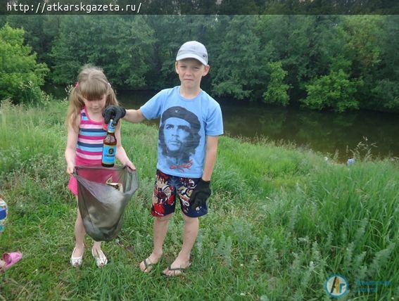 Барановские школьники совершили трудовой десант на берег Медведицы