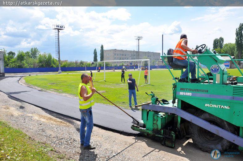 Беговые дорожки стадиона «Локомотив одевают в асфальт (ФОТОРЕПОРТАЖ)
