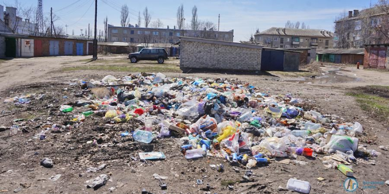Безобразная гора мусора выросла в гаражном массиве на Талалихина