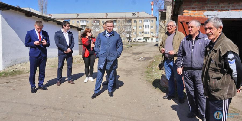 Безобразная гора мусора выросла в гаражном массиве на Талалихина