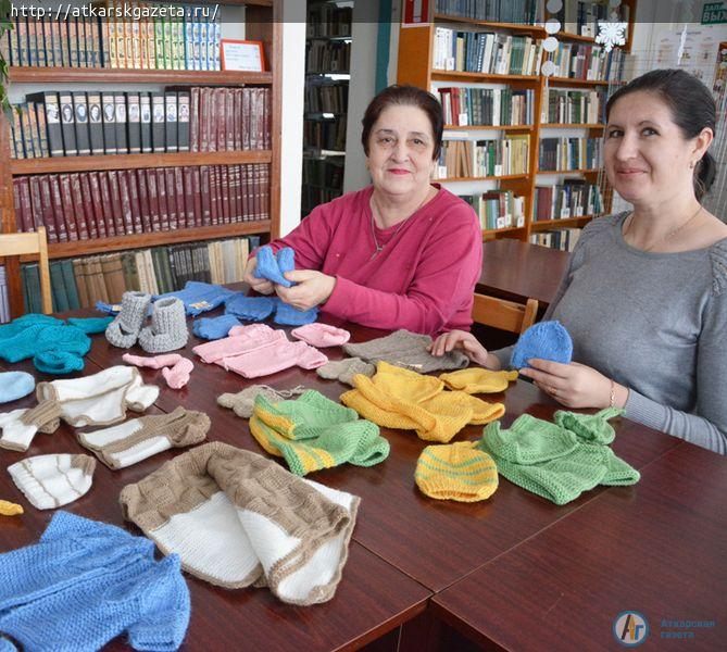 Библиотекари вяжут шерстяные шапочки для недоношенных детей