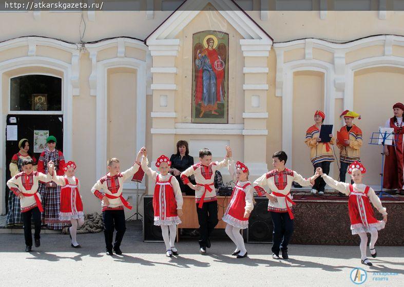 Благотворительная ярмарка в честь праздника Святой Троицы прошла у храма Михаила Архангела