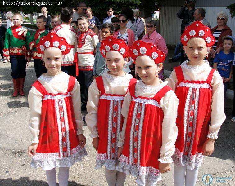 Благотворительная ярмарка в честь праздника Святой Троицы прошла у храма Михаила Архангела