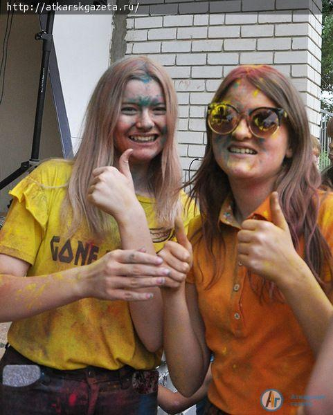 Более 200  аткарчан испачкал сегодня Фестиваль красок (ФОТОРЕПОРТАЖ)