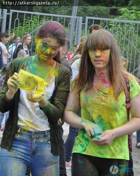 Более 200  аткарчан испачкал сегодня Фестиваль красок (ФОТОРЕПОРТАЖ)