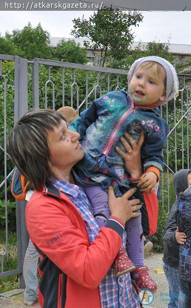 Более 200  аткарчан испачкал сегодня Фестиваль красок (ФОТОРЕПОРТАЖ)