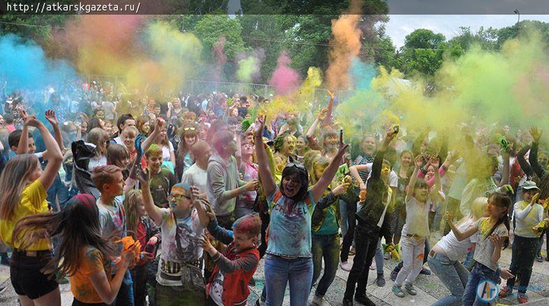 Более 200  аткарчан испачкал сегодня Фестиваль красок (ФОТОРЕПОРТАЖ)