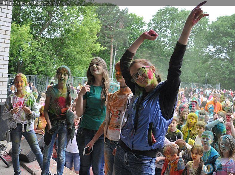 Более 200  аткарчан испачкал сегодня Фестиваль красок (ФОТОРЕПОРТАЖ)
