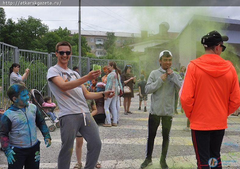 Более 200  аткарчан испачкал сегодня Фестиваль красок (ФОТОРЕПОРТАЖ)