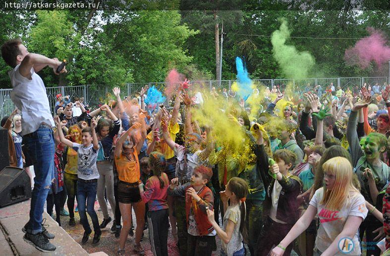 Более 200  аткарчан испачкал сегодня Фестиваль красок (ФОТОРЕПОРТАЖ)