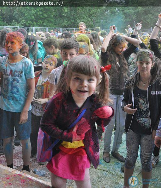 Более 200  аткарчан испачкал сегодня Фестиваль красок (ФОТОРЕПОРТАЖ)