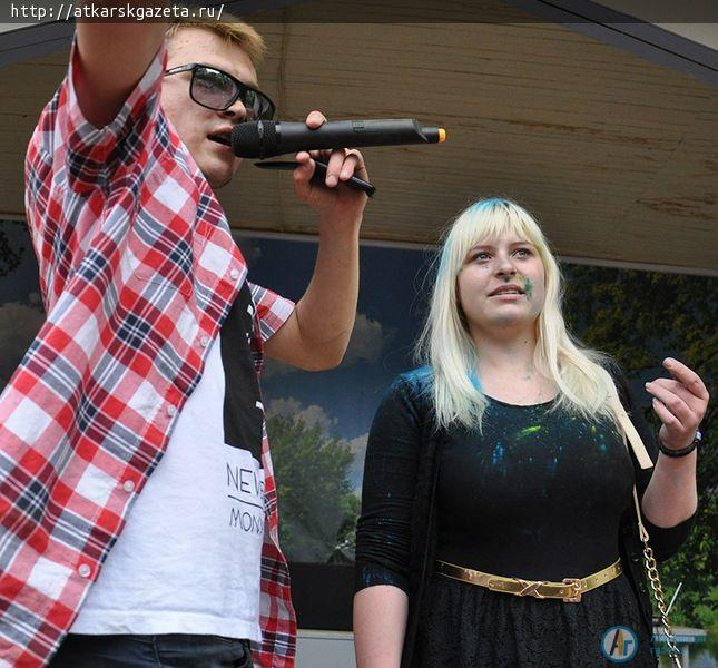 Более 200  аткарчан испачкал сегодня Фестиваль красок (ФОТОРЕПОРТАЖ)