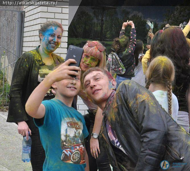 Более 200  аткарчан испачкал сегодня Фестиваль красок (ФОТОРЕПОРТАЖ)