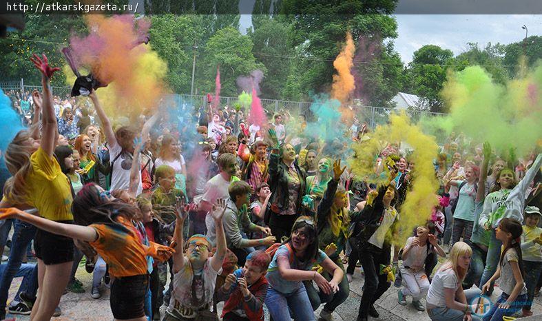 Более 200  аткарчан испачкал сегодня Фестиваль красок (ФОТОРЕПОРТАЖ)