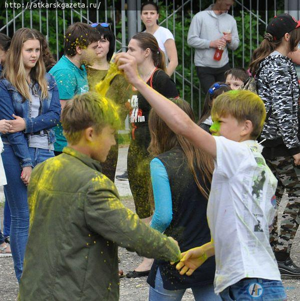 Более 200  аткарчан испачкал сегодня Фестиваль красок (ФОТОРЕПОРТАЖ)
