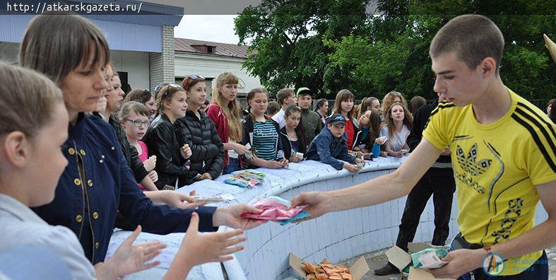Более 200  аткарчан испачкал сегодня Фестиваль красок (ФОТОРЕПОРТАЖ)
