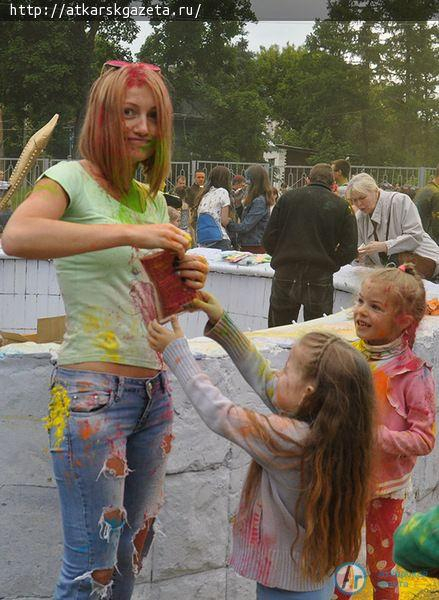 Более 200  аткарчан испачкал сегодня Фестиваль красок (ФОТОРЕПОРТАЖ)