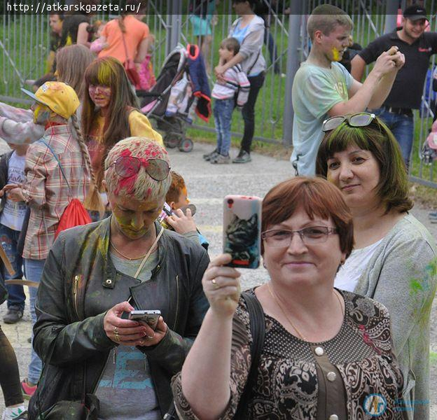 Более 200  аткарчан испачкал сегодня Фестиваль красок (ФОТОРЕПОРТАЖ)