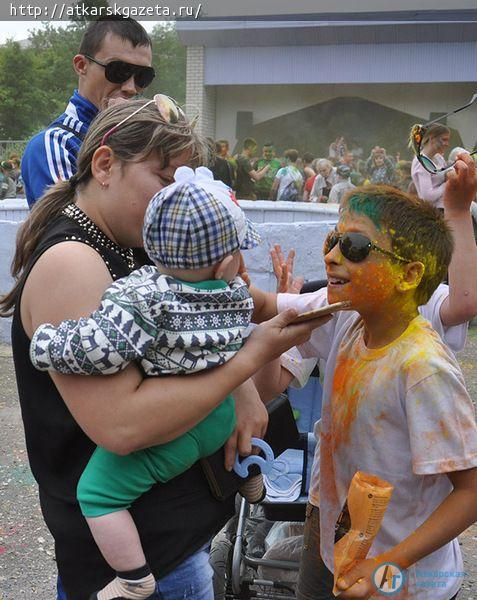 Более 200  аткарчан испачкал сегодня Фестиваль красок (ФОТОРЕПОРТАЖ)