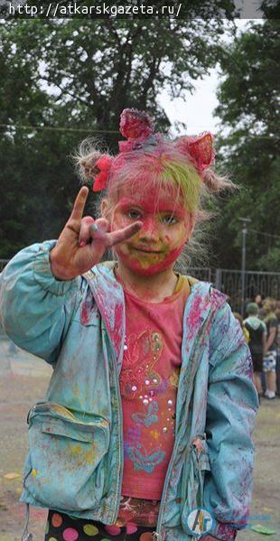 Более 200  аткарчан испачкал сегодня Фестиваль красок (ФОТОРЕПОРТАЖ)