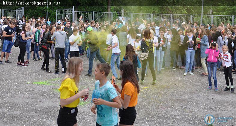 Более 200  аткарчан испачкал сегодня Фестиваль красок (ФОТОРЕПОРТАЖ)
