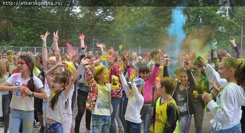 Более 200  аткарчан испачкал сегодня Фестиваль красок (ФОТОРЕПОРТАЖ)