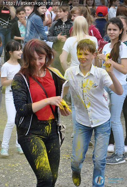 Более 200  аткарчан испачкал сегодня Фестиваль красок (ФОТОРЕПОРТАЖ)