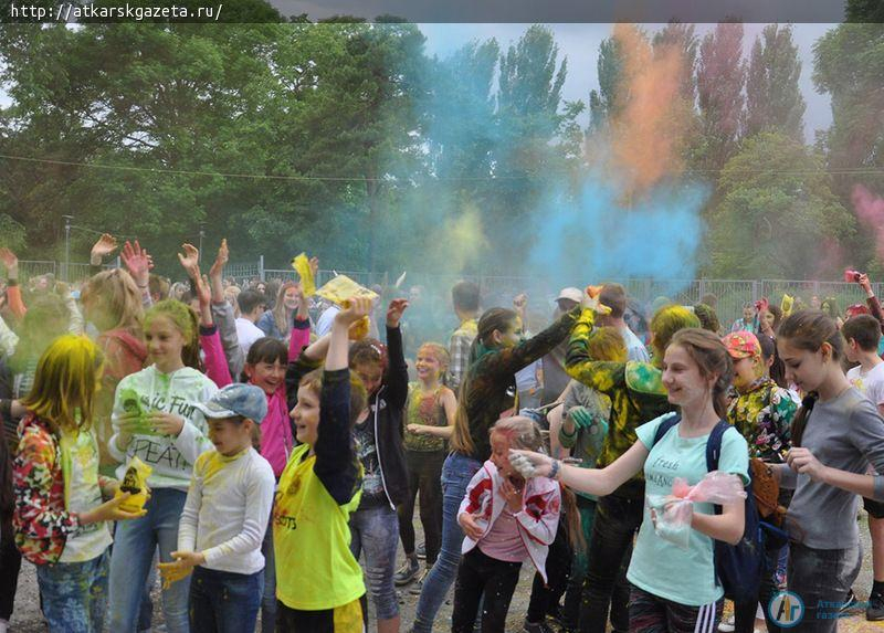 Более 200  аткарчан испачкал сегодня Фестиваль красок (ФОТОРЕПОРТАЖ)