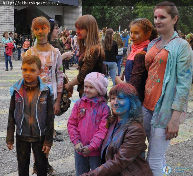 Более 200  аткарчан испачкал сегодня Фестиваль красок (ФОТОРЕПОРТАЖ)