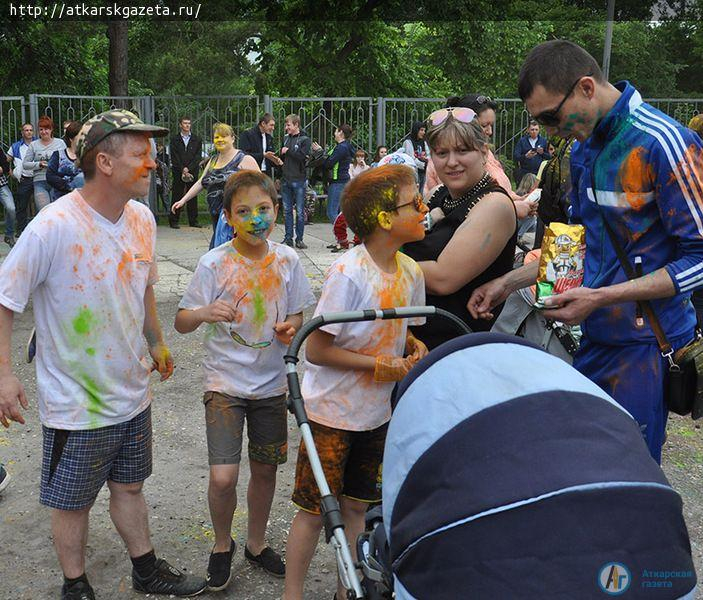 Более 200  аткарчан испачкал сегодня Фестиваль красок (ФОТОРЕПОРТАЖ)