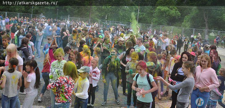 Более 200  аткарчан испачкал сегодня Фестиваль красок (ФОТОРЕПОРТАЖ)