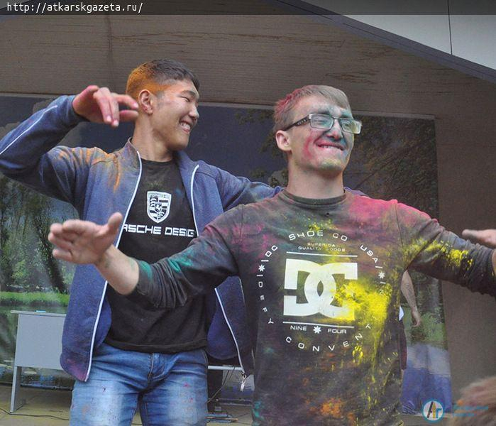 Более 200  аткарчан испачкал сегодня Фестиваль красок (ФОТОРЕПОРТАЖ)