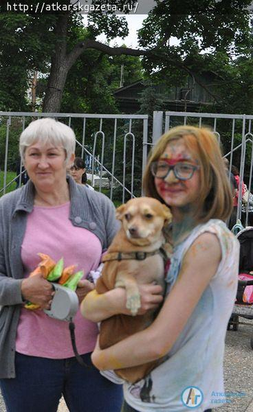 Более 200  аткарчан испачкал сегодня Фестиваль красок (ФОТОРЕПОРТАЖ)