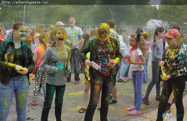 Более 200  аткарчан испачкал сегодня Фестиваль красок (ФОТОРЕПОРТАЖ)