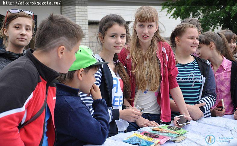 Более 200  аткарчан испачкал сегодня Фестиваль красок (ФОТОРЕПОРТАЖ)