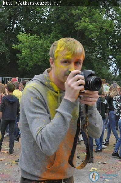 Более 200  аткарчан испачкал сегодня Фестиваль красок (ФОТОРЕПОРТАЖ)