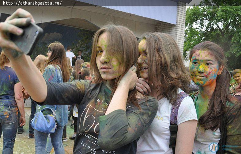 Более 200  аткарчан испачкал сегодня Фестиваль красок (ФОТОРЕПОРТАЖ)