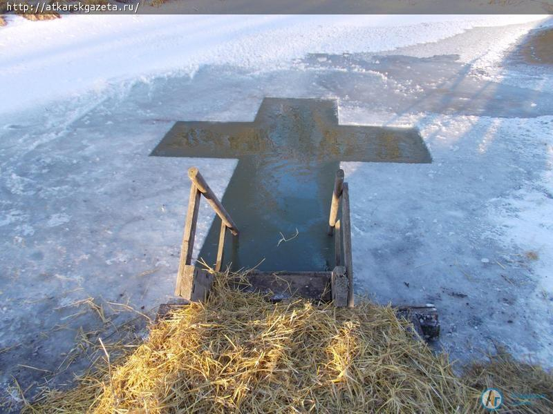 Более 400 аткарчан и гостей района приняли участие в крещенских купаниях (ФОТО)